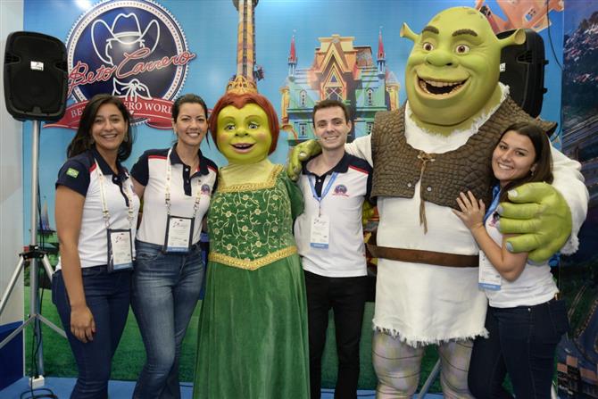 Até Fiona e Shrek marcaram presença no JPA. Com eles, Rafaela Marques, Katia Leaes, Daniel Jardineiro e Luana Pereira, do Beto Carrero World