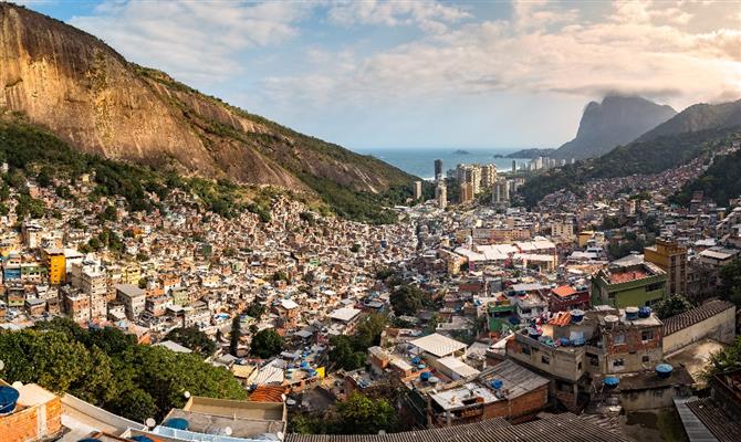 Conhecida mundialmente, apesar da violência, a Rocinha (foto) atrai um número grande de visitantes