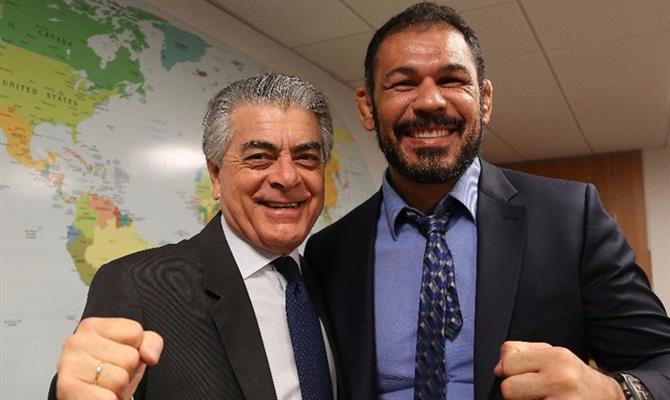 O ministro interino, Alberto Alves, e o lutador Rodrigo 