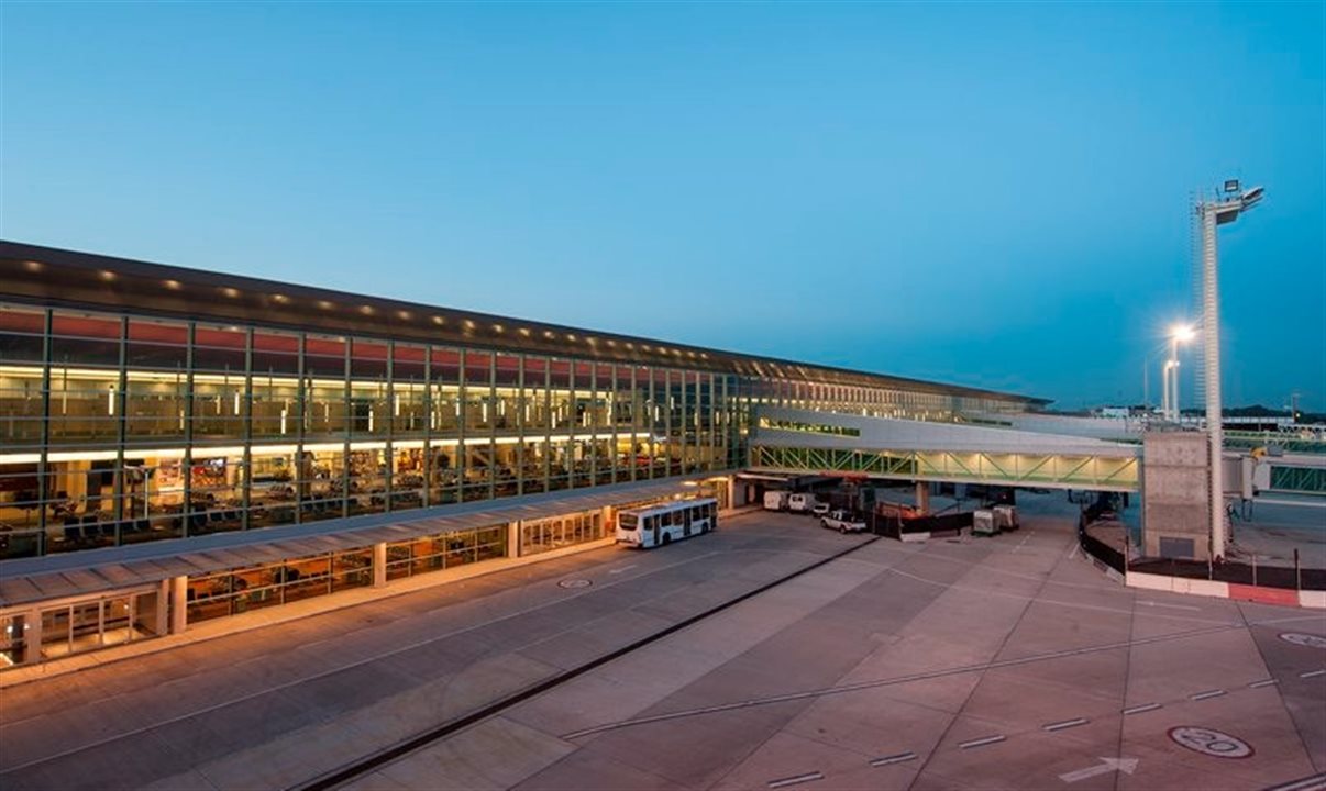 Na Argentina, o Aeroporto Internacional Ministro Pistarini, conhecido como Ezeiza, concentrava ao menos 18 voos cancelados até a última atualização