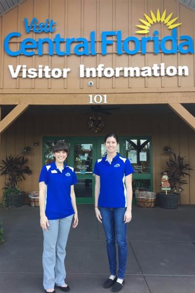 Laura Modrall e Ashlyn Deeringer estão prontas para atender os turistas que chegam ao Centro de Informações para Visitantes do Visit Central Florida