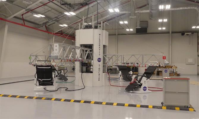 O simulador de microgravidade de última geração é um dos destaques da nova Experiência de Treinamento de Astronauta
