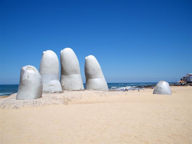 Punta del Este é um dos destinos que impulsionam o turismo no Uruguai