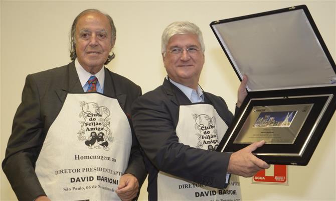 David Barioni, diretor presidente da SPTuris, recebe homenagem de Michel Tuma Ness, presidente da Fenactur e do Clube do Feijão Amigo