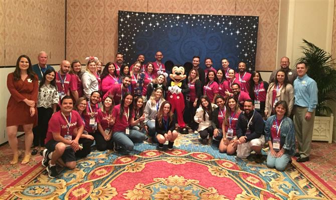 Treinamento da Disney rendeu um encontro com o Mickey e certificado aos agentes e operadores