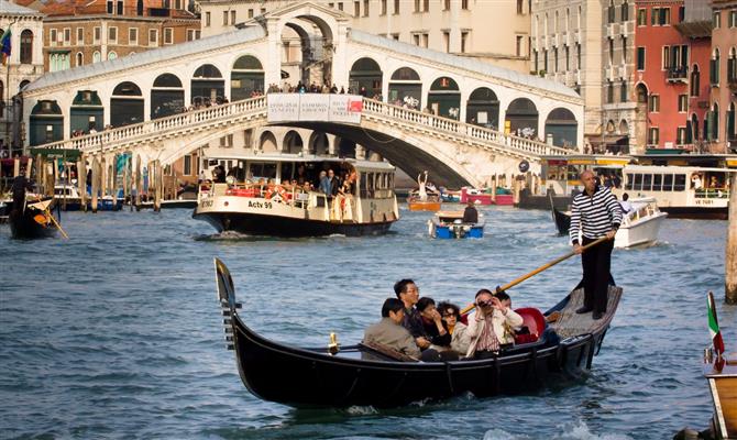 Os turistas asiáticos aproveitam Veneza no melhor 
