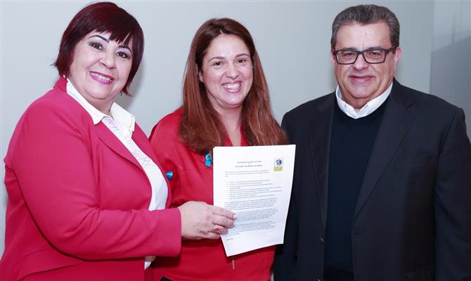 Cleide Célia, diretora comercial, e Latif Abrão Jr., sócio-diretor, ladeiam Adriana Carvalho, gerente da ONU Mulheres, após a assinatura