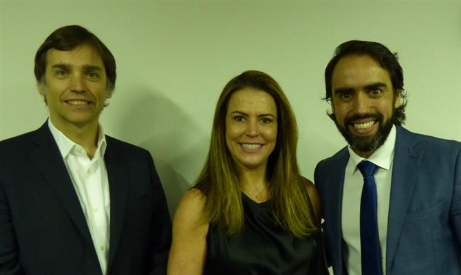 Arturo Navarro, CEO da Aadesa, ao lado de Érica Drumond e Bruno Guimarães, CEO e diretor de Vendas, respectivamente, da Vert Hotéis