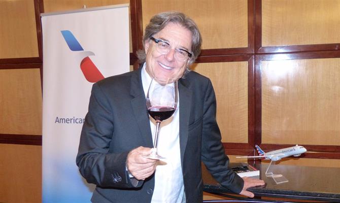 O consultor de vinhos da companhia aérea, Ken Chase