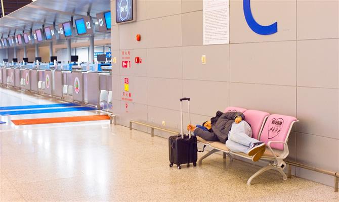 Passageiros afetados por cancelamentos de voos têm direito a transporte alternativo ou reembolso total