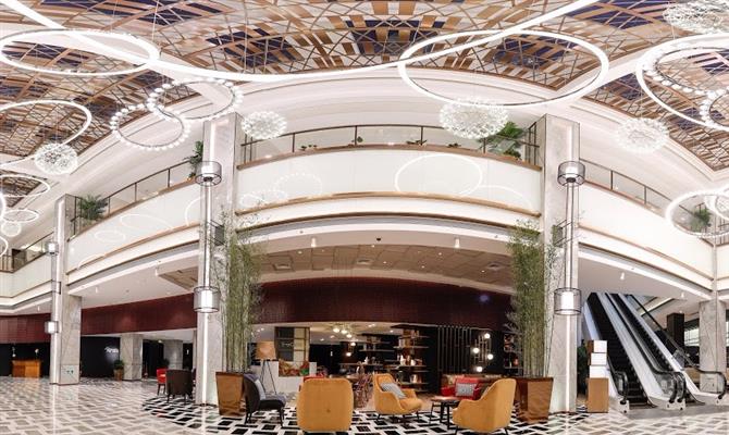 O lobby, aberto e multifuncional, já mostra o foco do novo hotel da marca
