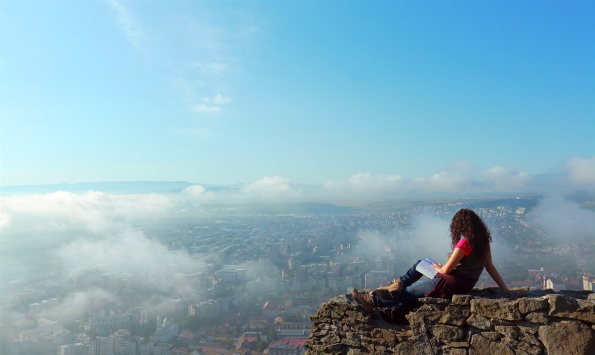 Para muitas pessoas, viajar sozinho não significa mais estar completamente só