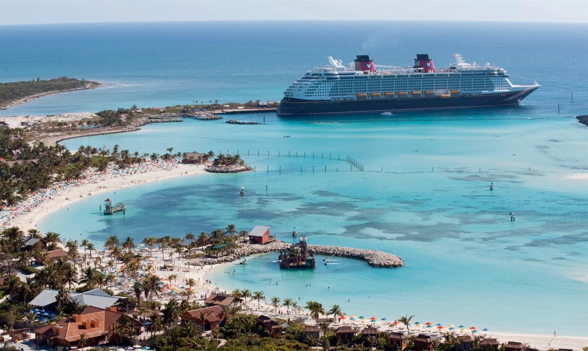 Empresas de cruzeiros, incluindo Royal Caribbean International, Carnival Cruise Line e Disney Cruise Line, mudam política de vacina após pedido das Bahamas