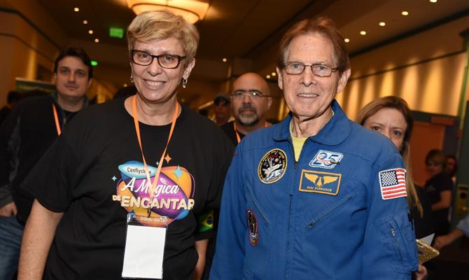 Barbara Picolo, da Flytour Viagens, e o astronauta Samuel Durrance, do Kennedy Space Center