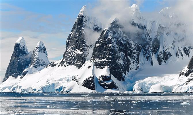 Geleiras e montanhas geladas formam a paisagem na Antártica