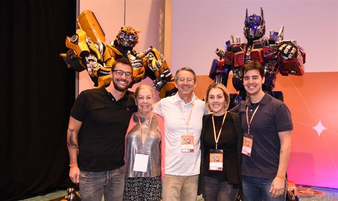 Fábio, Toni, Elói, Ana Paula e Christiano Oliveira com os Transformers