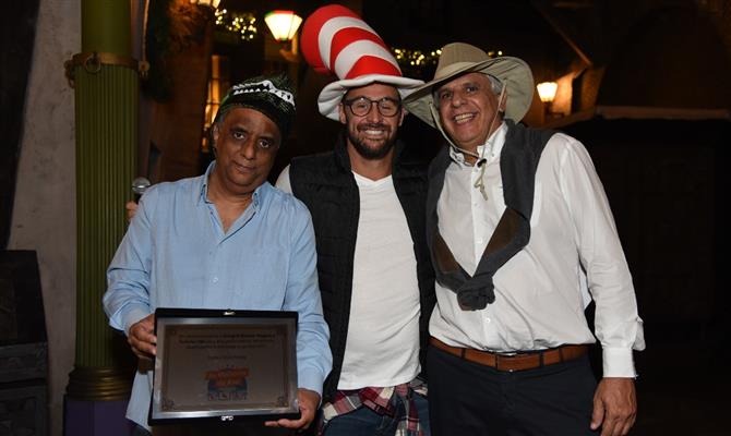 Rogério Pereira e Celso Alencar recebem prêmio de Franquia do Ano das mãos de Fábio Oliveira