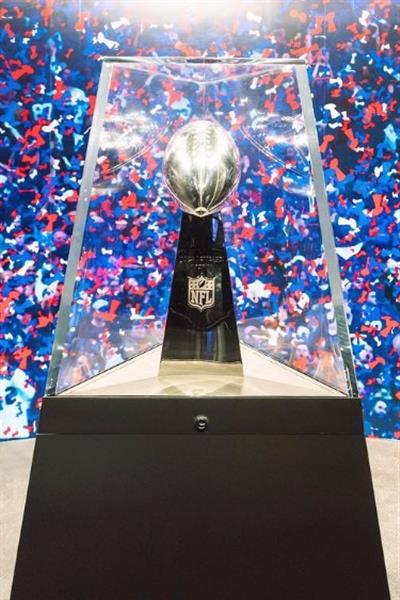 Troféu Vince Lombardi está exposto no NFL Experience