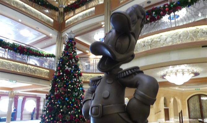O lobby do Disney Dream, além da estátua do Pato Donald, conta com árvore de Natal durante os cruzeiros de final de ano