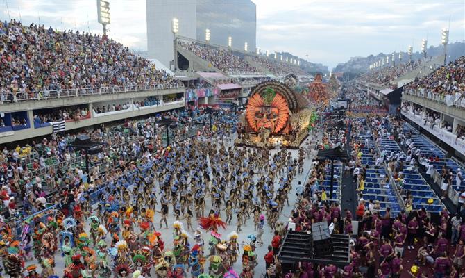 Clássico do Rio, os desfiles da Sapucaí conquistam tanto cariocas como turistas 