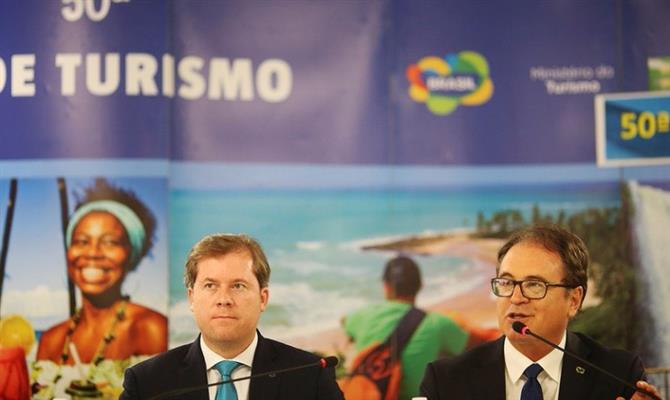 O ministro do Turismo, Marx Beltrão, com o presidente da Embratur, Vinicius Lummertz