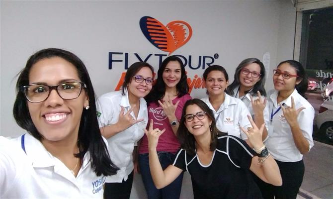 Glaucia com Ana Leite (Copa Airlines), Raphaela Almeida (Abreutur), Renata Silva, Jorgeane Capela, Brenda Lima e Natália, da Flytour Viagens Belém