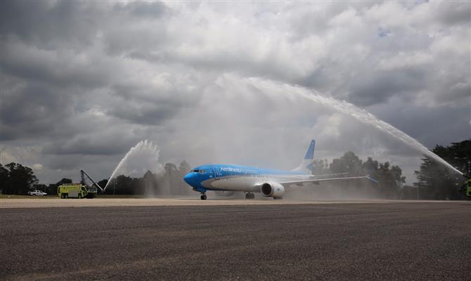 Nova aeronave da Aerolíneas passa por tradicional cerimônia com jatos d'água