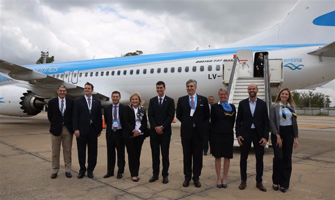 Presidente da aérea, Mario Dell’Acqua comemora estreia do 737 Max 8 com executivos da companhia e da Boeing durante cerimônia de estreia