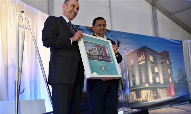 Elie Maalouf, do IHG, com Champ Patel, ta Champion Hotels, durante anúncio do novo hotel Avid
