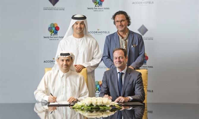 Christoph Hoffmann (25 Hours) e Olivier Granet (Accor) selaram o acordo junto ao CEO do Dubai World Trade Centre, Helal Saeed Almarri