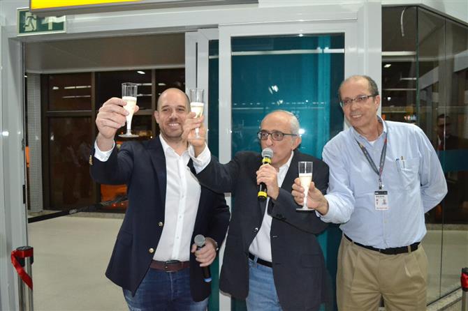 Frederico Pedreira, José Efromovich e Wilson de Souza (GRU Airport) brindam a nota rota da Avianca Brasil