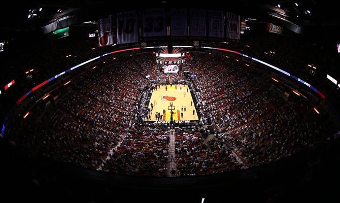 Os agentes assistiram ao jogo de basquete da NBA, Miami Heat versus Los Angeles Clippers, na American Airlines Arena