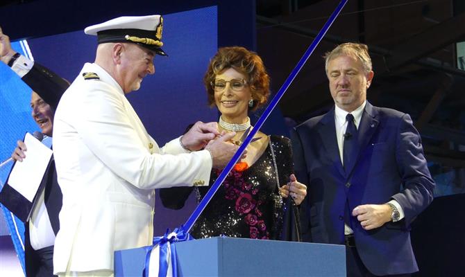 A madrinha do MSC Seaside, Sophia Loren, entre o capitão Scala e o presidente executivo, Pierfrancesco Vago