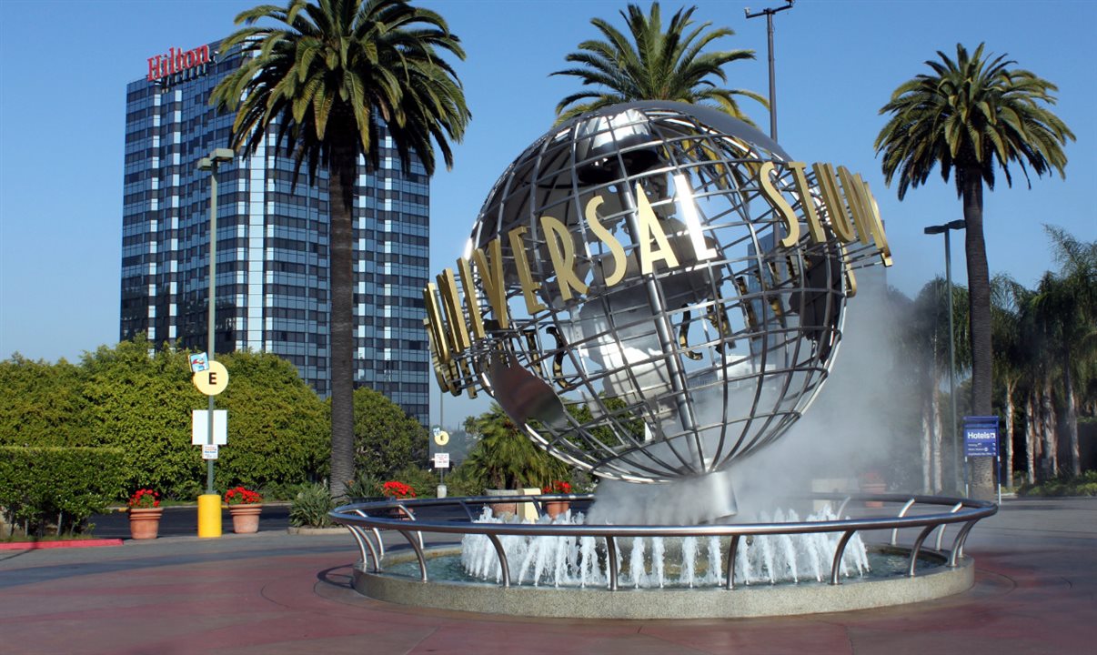 Por conta dos fortes ventos e dos incêndios que avançam rapidamente em Los Angeles, a Universal decidiu fechar o Universal Studios Hollywood e o Universal CityWalk nesta quarta-feira (8)