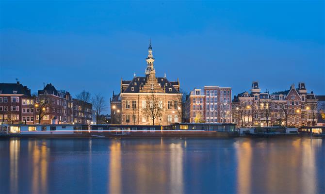 Pestana Amsterdam Riverside ocupa o prédio que já sediou a antiga Câmara Municipal à beira do rio Amstel