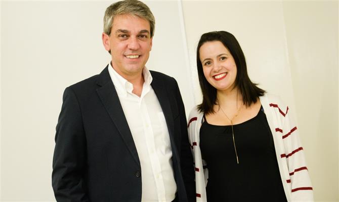 Fernando Santos, presidente da Aviesp, junto com Juliana Assumpção, diretora de Negócios