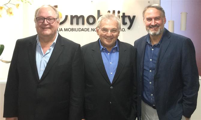 Bernardo Feldberg, consultor da Mobility, entre Oswaldo Melantonio Filho, sócio da locadora, e Oskar Kedor, CEO