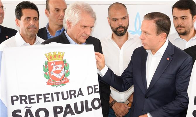 Uma das escadas da passarela, que é tombada pelo patrimônio histórico da cidade