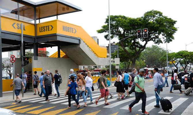 Uma das escadas da passarela, que é tombada pelo patrimônio histórico da cidade