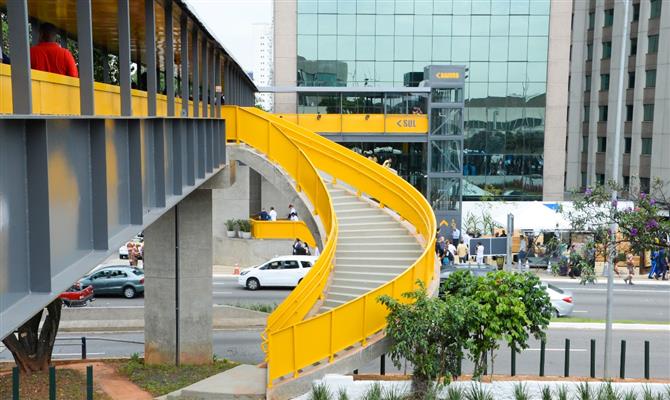 Uma das escadas da passarela, que é tombada pelo patrimônio histórico da cidade