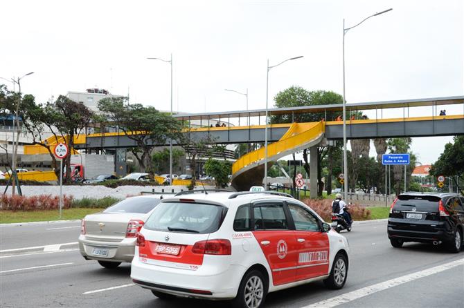 Uma das escadas da passarela, que é tombada pelo patrimônio histórico da cidade