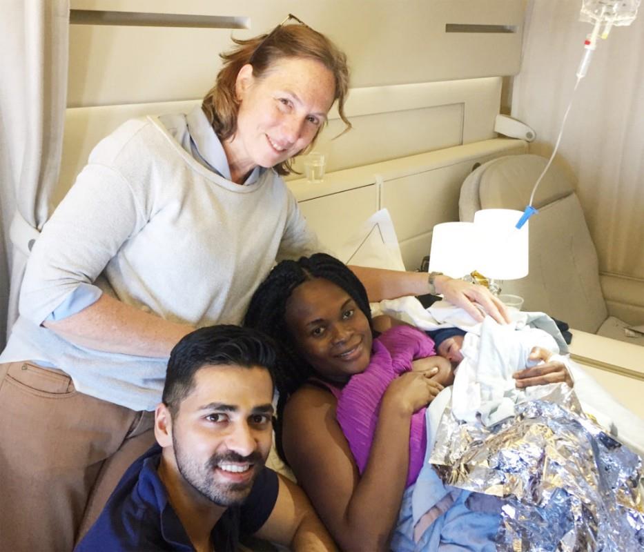 A pediatra Susan Shepherd, o urologista Sij Hemal, a banqueira Toyin Ogundipe e o pequeno Jake após parto bem sucedido