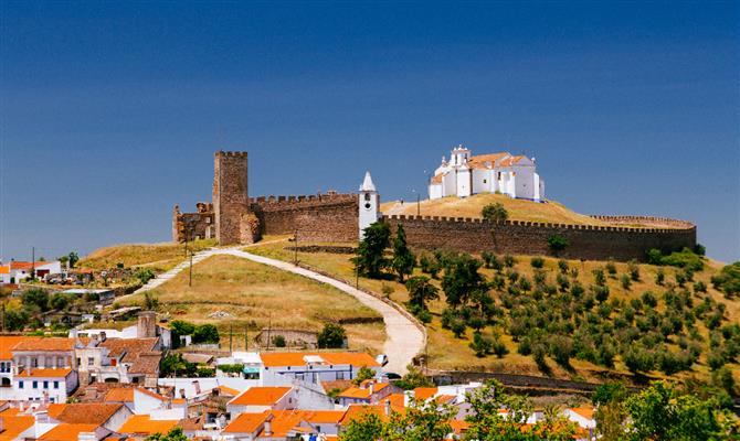 Castelo no topo de Arraiolos é uma das belas vistas oferecidas pelo destino