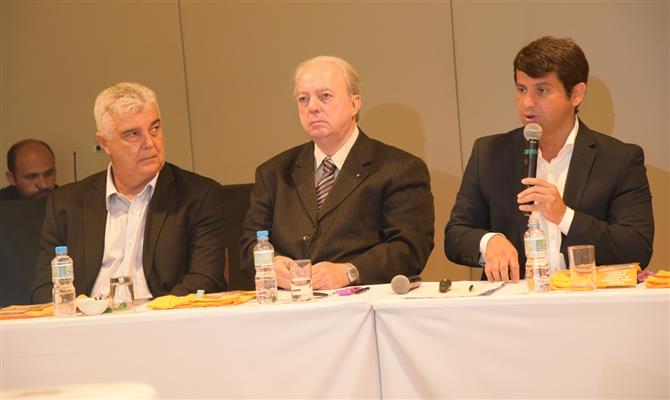 Alfredo Lopes, presidente da ABIH-RJ, Nilo Sérgio Félix, secretário de Estado de Turismo, e Luiz Antonio de Souza Teixeira Júnior, secretário de Estado de Saúde