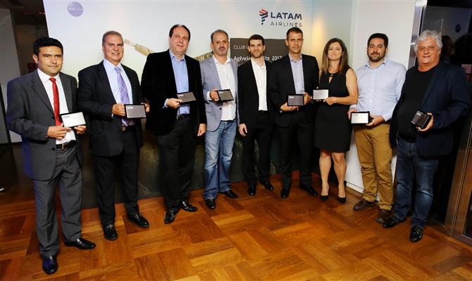 Representantes de oito das dez agências homenageadas durante jantar catalão