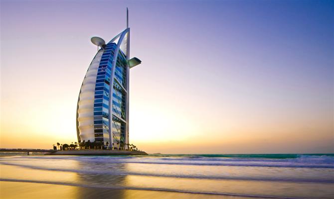 Único hotel sete estrelas do mundo, o Burj Al Arab é apenas um dos atrativos de Dubai