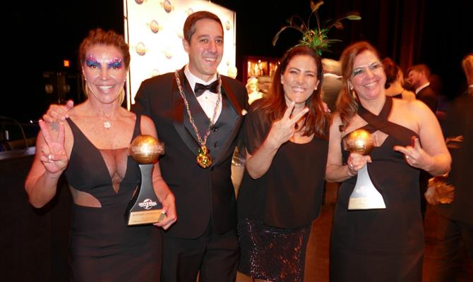 Fabiana Tourinho e Manuela Carvalho comemoram os dois prêmios recebidos pela Kaluah Tours ao lado de Marcos Paes de Barros e Gabriella Cavalheiro, da Universal Orlando