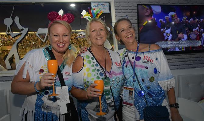As australianas Heather Lawson e Michelle Sargent com Anna Nagy, diretora da agência Walpax, no camarote Rio Samba e Carnaval