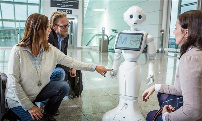 Josie Pepper tem 1,2 metro de altura e inteligência artificial para atender às questões dos passageiros