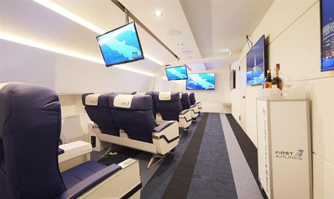 Ambiente simula a cabine de uma aeronave da aérea fictícia First Airlines